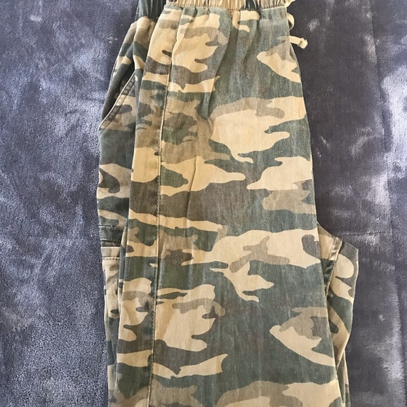 Hollister Pants & Jumpsuits Hollister Ultra High Rise Camo Cargo
